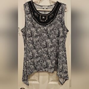 143 - Chic Black and White Patterned Top